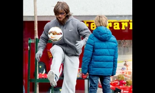 Cristiano Ronaldo hóa trang thành người vô gia cư gây bất ngờ cho fan trên phố