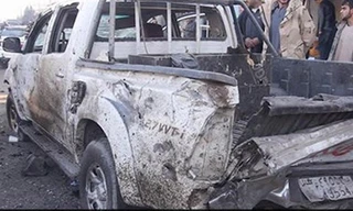 Một chiếc xe hư hại trong vụ tấn công