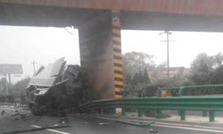 Chiếc xe bọc thép chở tiền rơi khỏi cầu