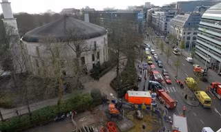 Xe cứu hỏa bên ngoài đền thờ ở Brussels