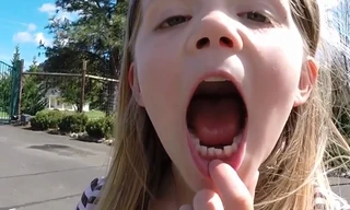 Bé Ariana khoe chiếc răng đang lung lay