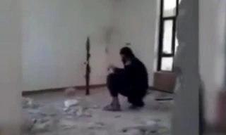 Chiến binh dùng súng phóng lựu. Ảnh cắt video