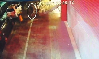 Cậu bé tuyệt vọng cố gắng nâng biển quảng cáo cứu mẹ nhưng không được.