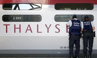 Kẻ ôm bom cố thủ trên tàu Thalys