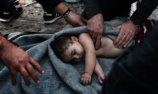 Khoảng khắc tranh đấu với tử thần cứu em bé tị nạn