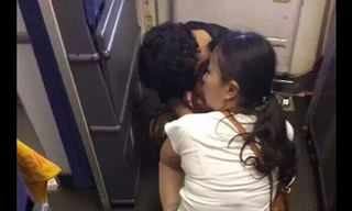 Cặp vợ chồng Trung Quốc thản nhiên cho con đi vệ sinh trong cabin máy bay