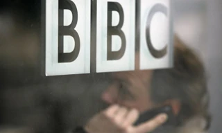 Hãng tin BBC vừa đình chỉ phát thanh viên Alex Dyke vì kì thị chuyện cho con bú nơi công cộng