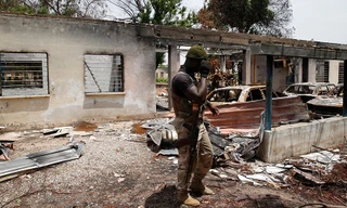 Nhóm khủng bố Boko Haram thường đến các ngôi làng, tàn sát người dân và đốt nhà