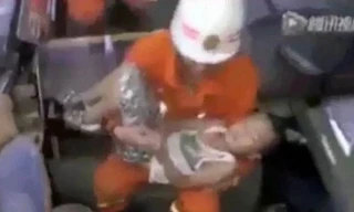 Cậu bé may mắn thoát chết khi bị kẹt tay vào thang cuốn.