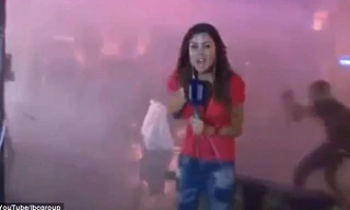 Nữ phóng viên áo đỏ đang đưa tin giữa cuộc bạo loạn ở Beirut thì bị người biểu tình tấn công