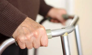 Cụ bà 72 tuổi liên tục quấy rối trai trẻ