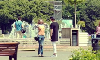 Một phụ nữ kéo áo cho Mamurin xem ngực để lấy 120 USD.