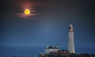 Sở dĩ có tên siêu trăng máu là bởi mặt trăng to và sáng nhất năm xảy ra cùng hiện tượng nguyệt thực. 