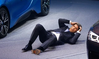 Ông Haral Kruger, CEO của BMW ngất khi đang phát biểu