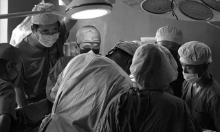 Các bác sỹ bên trong phòng mổ Triều Tiên