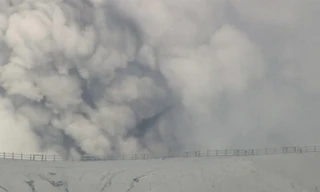 Núi lửa Aso phun tro bụi 