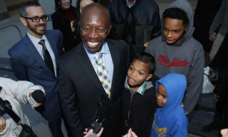 Ông Clarence Moses-EL cùng các cháu trong hôm được trả tự do