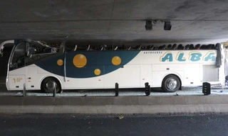 Chiếc xe mắc kẹt trong hầm ở Pháp.