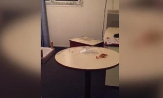 Bàn bên trong phòng khách sạn nơi những kẻ khủng bố ở đặt đầy kim tiêm và ống nhựa y tế