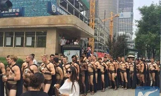 Các chiến binh thiếu vải trên phố ở Bắc Kinh