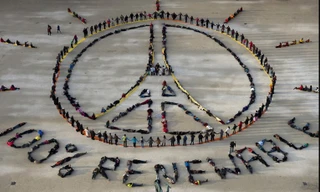 Người dân xếp hình biểu tượng "cầu nguyện cho Paris" cùng khẩu ngữ "100% tái chế được" ở Paris hôm 6/12 bên lề hội nghị biến đổi khí hậu COP21