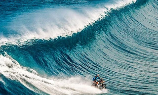 Màn lướt sóng bằng xe máy ngoạn mục của Robbie Maddison