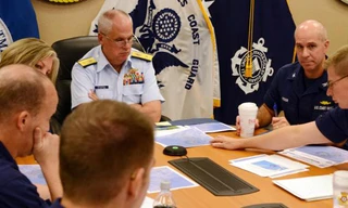 Đội tìm kiếm của Mỹ họp bàn về công tác cứu hộ.