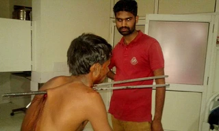 Hai thanh sắt đâm xuyên qua cổ anh Rajput