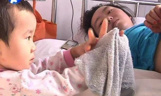 Bé Qianqian 1 tay chăm mẹ trong viện