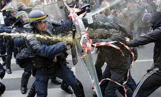 Cảnh sát Pháp đụng độ với người biểu tình chống biến đổi khí hậu 
