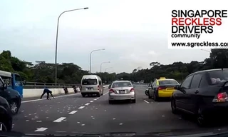 Tiền rơi đầy trên đường ở Singapore