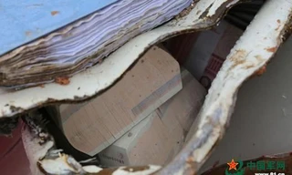 Nhiều cọc tiền được tìm thấy bên trong két sắt vị vỡ