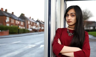 Zahra Sadiq bị đuổi khỏi xe bus vì trang điểm quá đậm