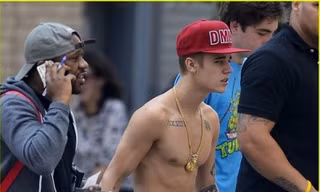 Justin Bieber lột áo đi mua sắm giữa phố