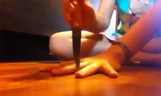 Lạnh sống lưng với clip cô gái chơi nhạc bằng dao