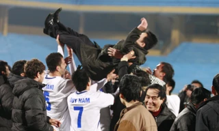 Bầu Hiển thưởng 2 tỷ cho Hà Nội T&T