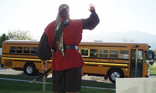 Cha mặc kỳ quái tiễn con đi học