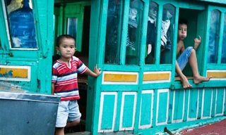 Những đứa trẻ thất học, vất vưởng nơi bến cá