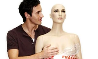 Vợ xinh như mộng, vẫn ôm búp bê tình dục