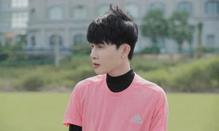 Tập luyện nghiêm túc trên sân cỏ, Jack “đốn tim” nhà Đóm bởi biểu cảm siêu đáng yêu