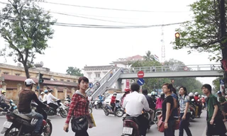 Sinh viên không dùng cầu bộ hành?