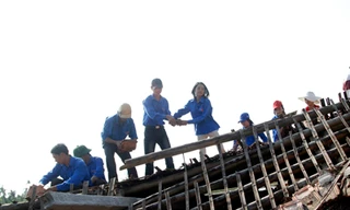 Đoàn viên thanh niên huyện Hải Hậu giúp nhân dân khắc phục hậu quả sau bão Ảnh: Mai Xuân Tùng