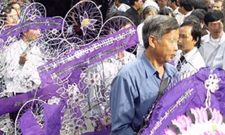 Bộ Tư pháp 'tuýt còi' quy định tang lễ chỉ bảy vòng hoa