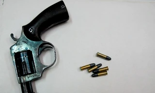 Truy sát bằng súng, hai người trọng thương