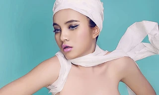 Quỳnh Như gây sốc khi lấy giấy quấn thân