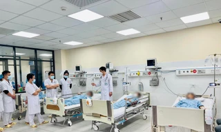 Các bệnh nhân ngộ độc trứng cá sấu hỏa tiễn đang điều trị tại Bệnh viện Đa khoa Hòa Bình