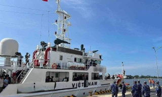 Tàu Hải quân đưa 78 ngư dân và 2 thi thể gặp nạn trên biển về đến đất liền