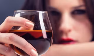 Sau đêm mặn nồng cùng tình cũ, vợ chết lặng vì giáp mặt chồng ngay quầy lễ tân khách sạn