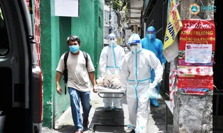 Đợt bùng phát dịch COVID-19 vừa qua, nhân viên y tế đã tận lực cống hiến nhưng đãi ngộ chưa tương xứng khiến nhiều người nản lòng