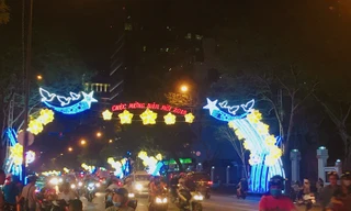 Người dân TPHCM nô nức xuống đường đón chào năm mới